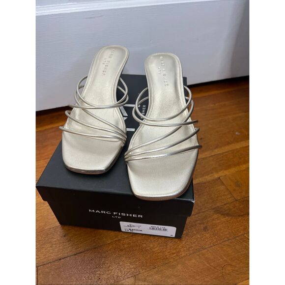 Marc Fisher LTD Women's Banna Strappy Kitten Heel Sandals in Gold Leather Size 1 - Picture 2 of 7